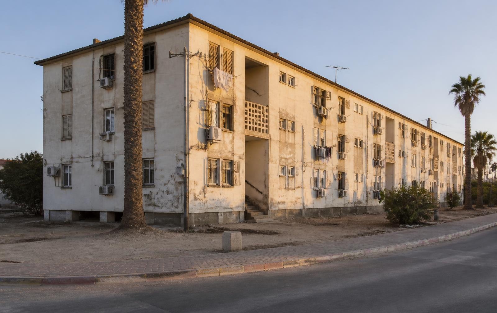 בניין רכבת ותיק בירוחם בשעת שקיעה — טרם התחדשות
